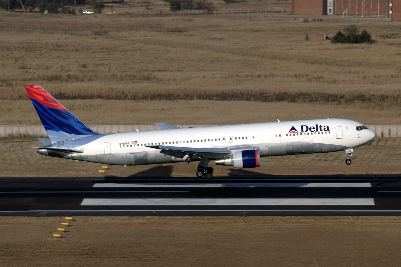 DELTA BOEING 767 300 JNB RF IMG_1070.jpg