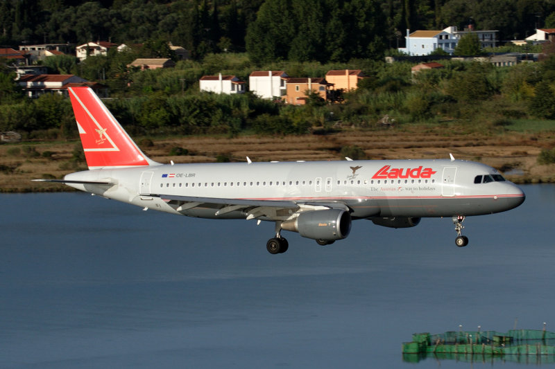 LAUDA AIRBUS A320 CFU RF IMG_3440.jpg
