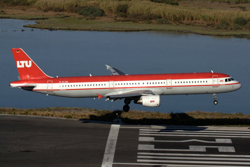 LTU AIRBUS A321 CFU RF IMG_3451.jpg