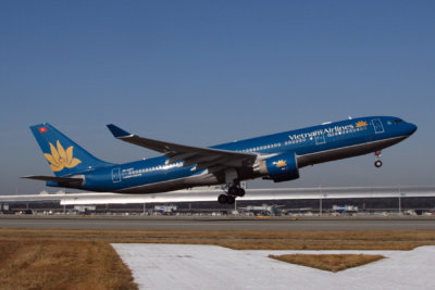 VIETNAM AIRLINES AIRBUS A330 200 KIX RF IMG_5524.jpg