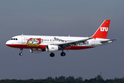 LTU AIRBUS A320 DUS RF IMG_2283.jpg
