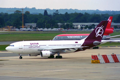 QATAR AIRBUS A310 200 LGW RF 811 28.jpg