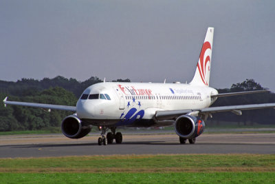 AIR EUROPE AIRBUS A320 LGW RF 1650 26.jpg