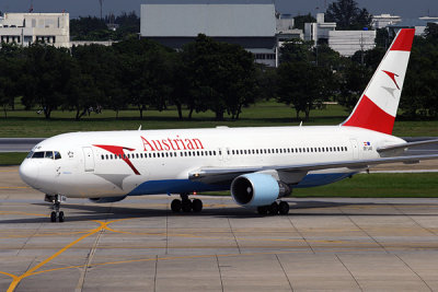 AUSTRIAN BOEING 767 300 2532 BKK RF.jpg