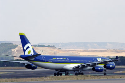 AIR COMET AIRBUS A340 MAD RF IMG_2529.jpg