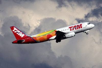 TAM AIRBUS A320 GRU RF 5K5A9282.jpg