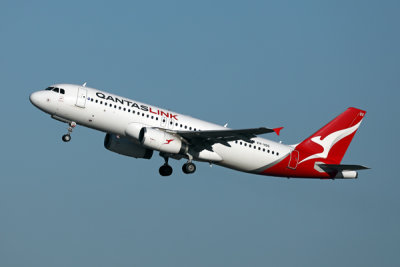 QANTAS LINK AIRBUS A320 PER RF002A0076.jpg