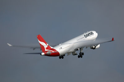 QANTAS AIRBUS A330 200 SYD RF 002A2021.jpg