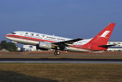 SHANGHAI AIRLINES BOEING 737 700 BJS RF 1671 15.jpg