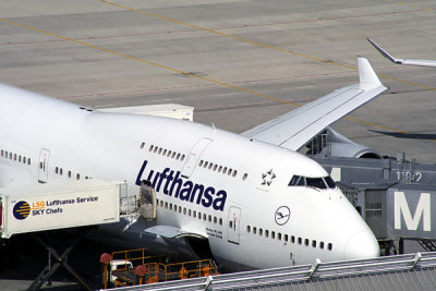 LUFTHANSA BOEING 747 400 MUC RF 1552 18.jpg