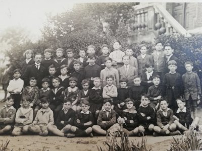 Ecole Dugesclin 1935 - En bas du perron de l'entree