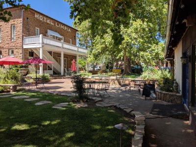 Hotel Limpia, courtyard and the bistro to the right