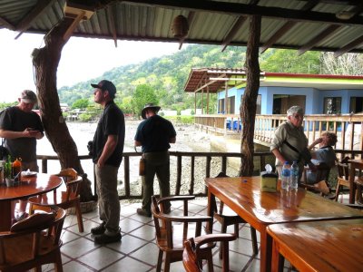 After leaving the refuge, we drove to Mar Y Luna Restaurante on the gulf shore in Golfito for lunch; Steve, Derek, Tom, Ann and Fran check the surroundings.