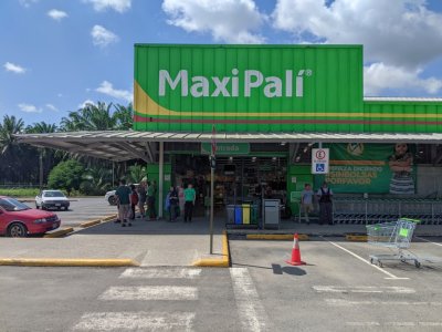 Our ultimate destination for the day was the Las Cruces Biological Station; we stopped in Neily at a mercado for supplies.