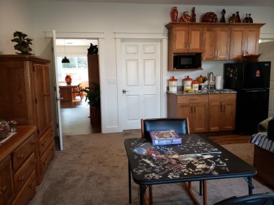 Jackie gave up her 'apartment' for us to stay in and she stayed in the guest bedroom. She has a spacious, homey arrangement.
She left the 'shape' puzzle she'd been working on, for us to contemplate.