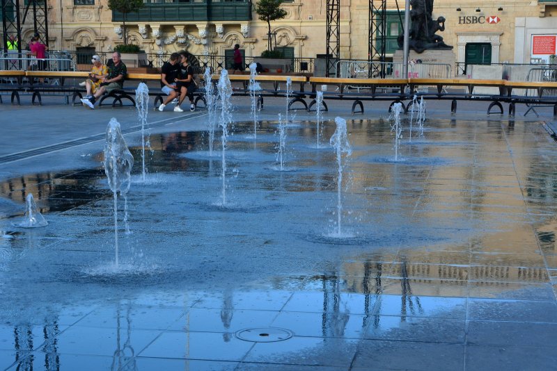 Fountain and Kiss