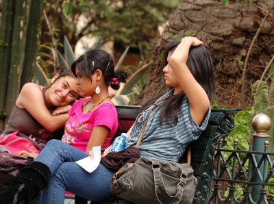
Girls in the Calderón park