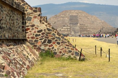 Pyramid of the Moon in the background