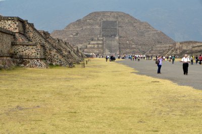 Pyramid of the Moon in the background