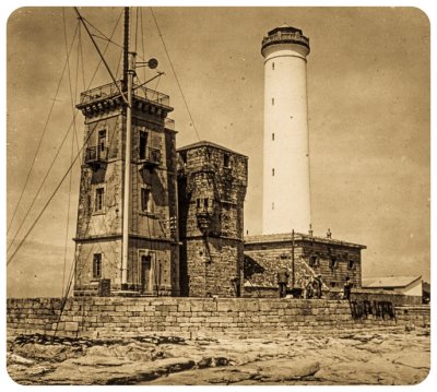  Le vieux phare de Penmarc'h et le smaphore