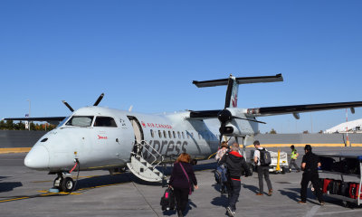 De Havilland Canada DHC-8. ( Ottawa Airport )
