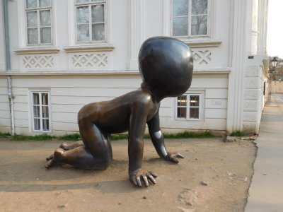 Giant bronze toddler by sculptor David Čern ...