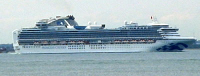 SAPPHIRE PRINCESS (2004) @ Southampton - leaving Passing Ryde