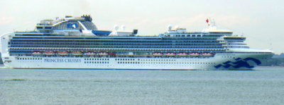 SAPPHIRE PRINCESS (2004) @ Southampton - leaving Passing Ryde