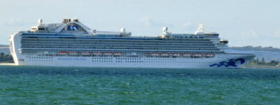 SAPPHIRE PRINCESS (2004) @ Southampton - leaving Passing Ryde