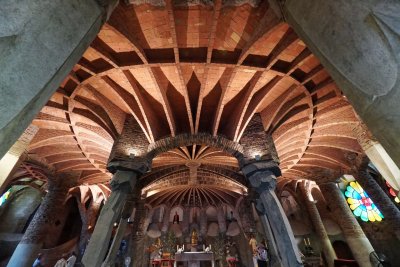colonia_guell_crypt