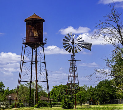 A very old tin man water tower and the windmill pump used to fill it. (8/22)