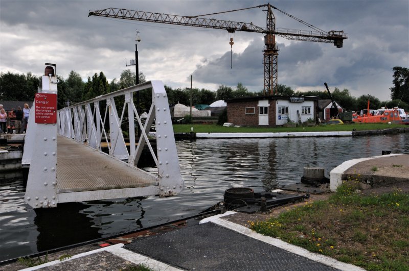 Swing bridge in operation, Kennet and Avon Canal.