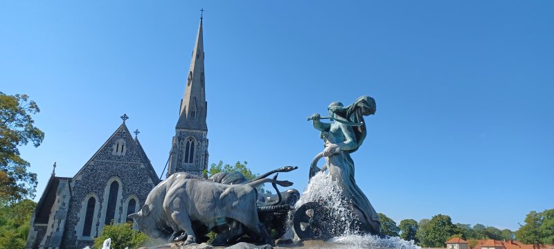 St Alban's English Anglican Church stand right behind the fountain