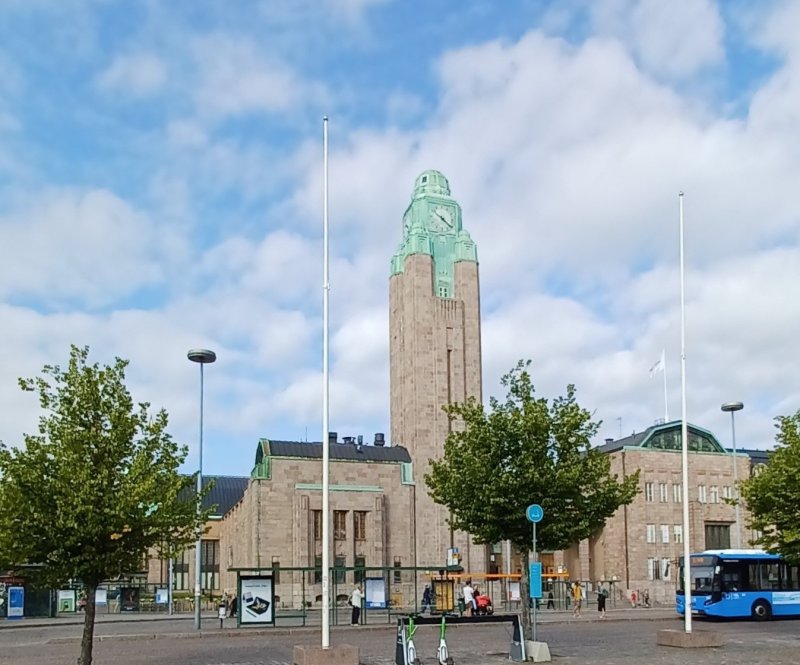 The station's distinguishing features are its clock tower and the two pairs of statues holding the spherical lamps, lit at night