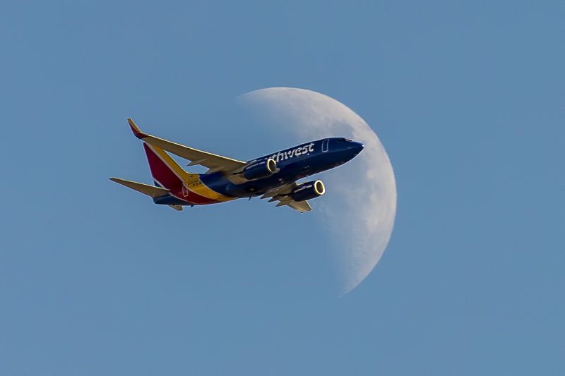10/4/2019  Southwest Airlines Boeing 737-7H4 and the Moon