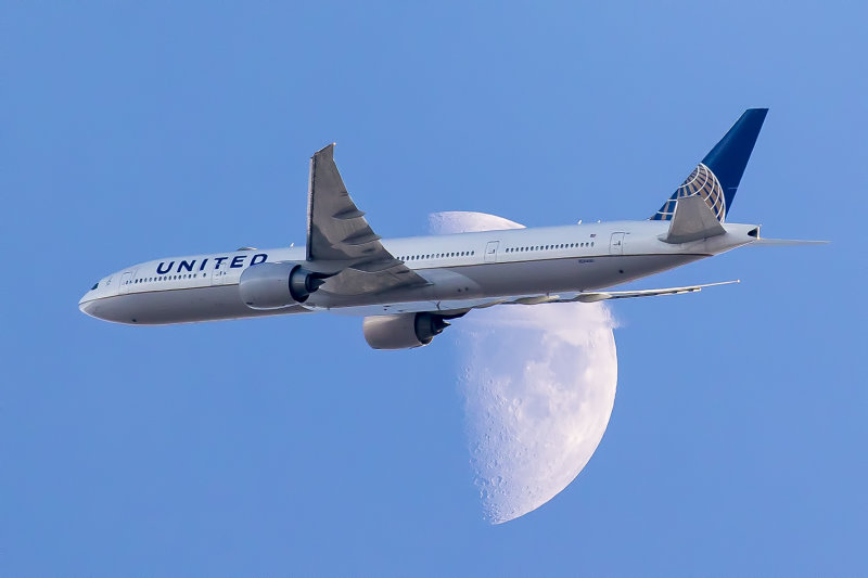 1/9/2022  United Airlines Boeing 777-322ER #63724  N2644U passes in front of the First Quarter Moon