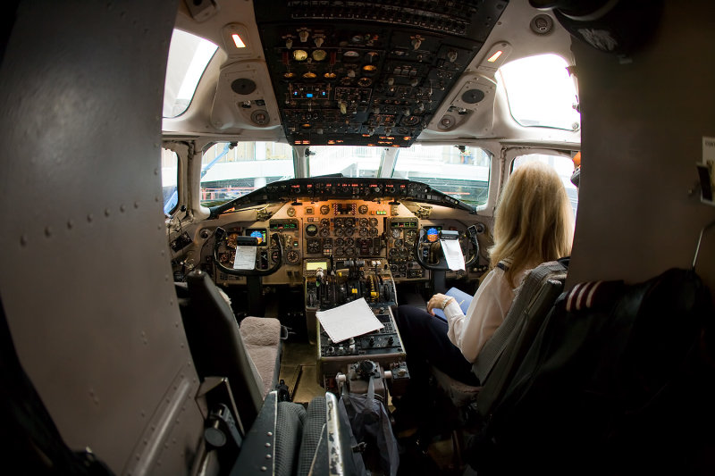 Cockpit of an MD-80