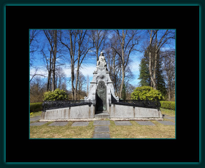 666 = Gustav Martinsen familiegravsted = Sørgende kvinne av Gustav Lærum = DSCN2125 V1.jpg