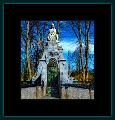 668 = Gustav Martinsen familiegravsted = Sørgende kvinne av Gustav Lærum = DSCN2128.jpg