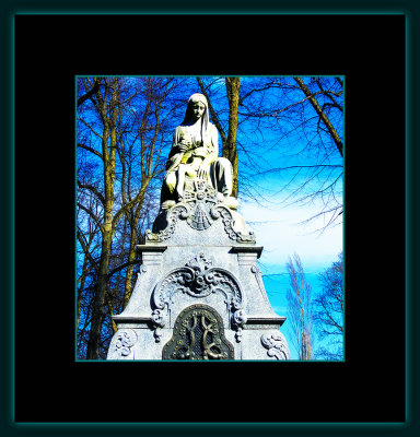 669 = Gustav Martinsen familiegravsted = Sørgende kvinne av Gustav Lærum = DSCN2131.jpg