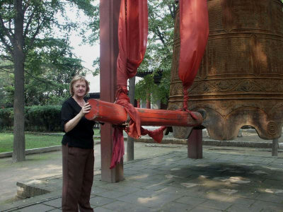 For 10 yuan, Frances was allowed to ring the bell