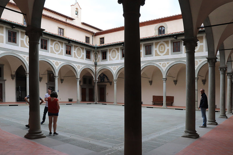 IMG_2001_IInnocenti_courtyard.jpg
