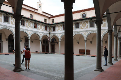 IMG_2001_IInnocenti_courtyard.jpg
