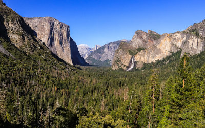 Sweeping landscape of the western Yosemite Valley from the Tunnel View in Yosemite National Park