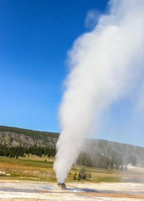 Beehive Geyser eruption in the Upper Geyser Basin in Yellowstone National Park