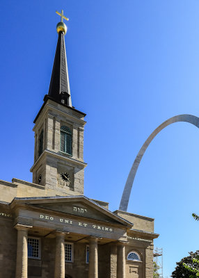 The Old Cathedral with Gateway Arch in the background in Gateway Arch National Park