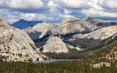 Tenaya Lake with Polly Dome (left), Pywiack Dome and Medlicott Dome from Olmsted Point in Yosemite National Park