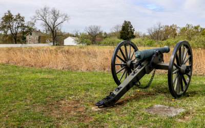 Cannon near a farm on the battlefield in Gettysburg NMP