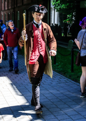 Tour guide in revolutionary garb in the Granary Burying Ground in Boston NHP