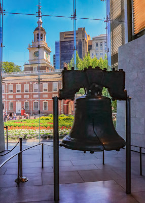 Independence Hall with the Liberty Bell in the foreground in Independence NHP